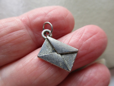VINTAGE SILBERFARBEN NIEDLICH MINIATUR PAPIER UMSCHLAG BRIEF KLEINER ANHÄNGER CHARM ANHÄNGER