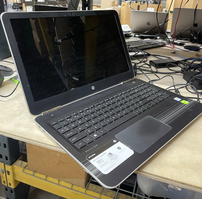 HP Pavilion 15-au147cl Touch i7-7500U 2.70GHz 16GB RAM 1TB HDD NVIDIA 940MX