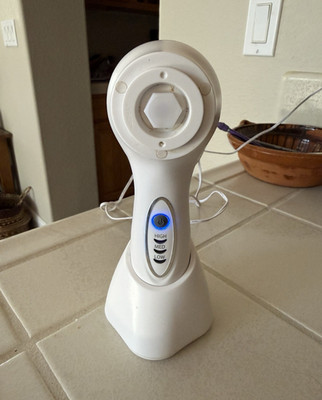 Conair Electric Facial Brush White, Rechargeable, 3 Speeds, Charging Base