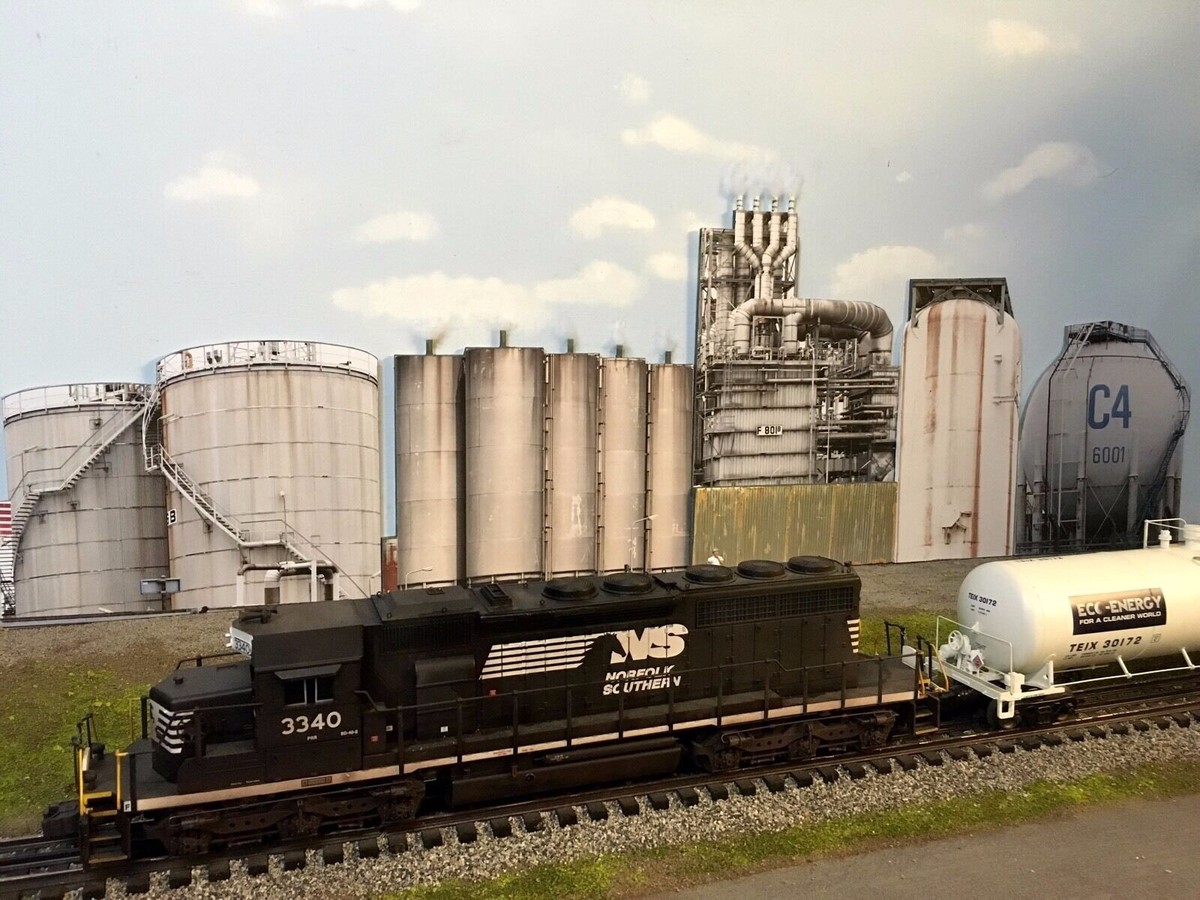 S Scale Round C4 TANK Flat 3D Background W/LED, Oil Field Farm W