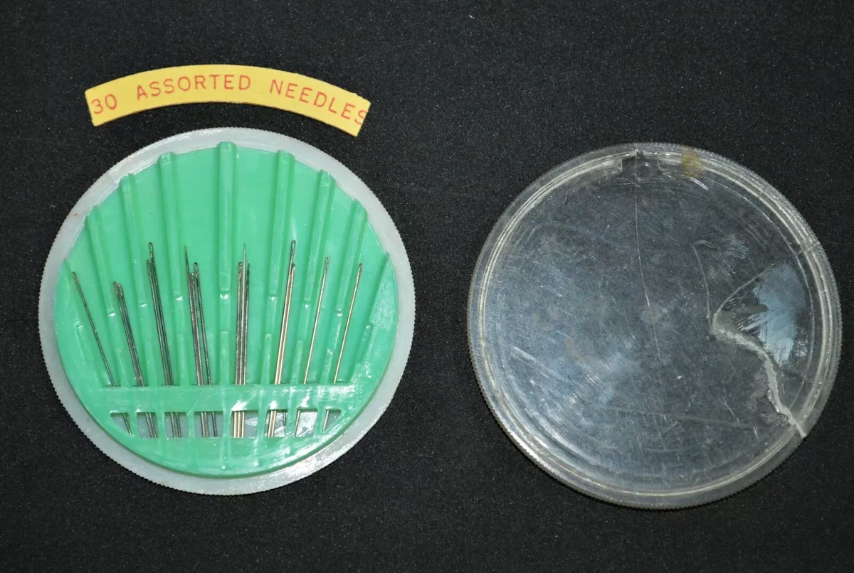Sewing Needle Case Holder Plastic 2-1/2 Diameter Round 16 needles Vintage