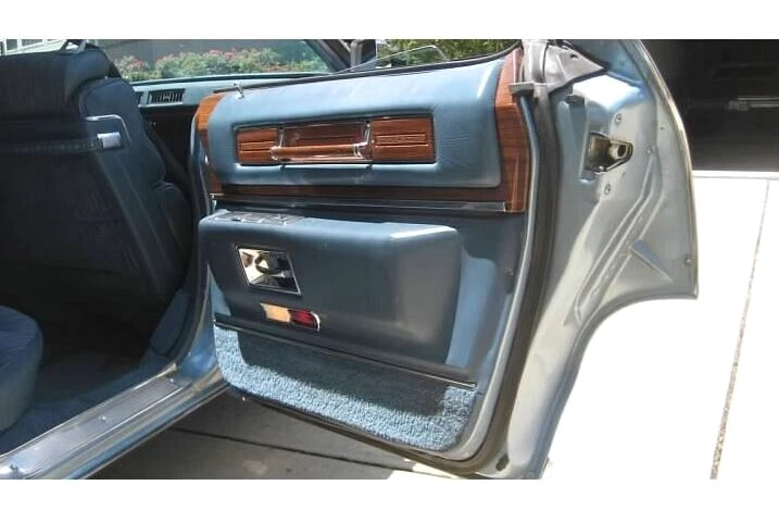 Cadillac Fleetwood 1971-76 sedán Deville panel de puerta inferior trasera reposabrazos azul Foto 2 de 4