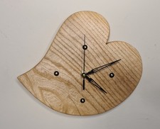 Wanduhr aus Holz in Herzform