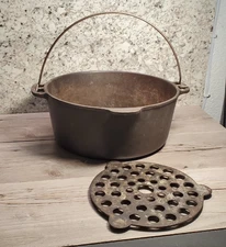 Wagner Ware Sidney O Cast Iron 5 qt Dutch Oven No Lid 1268 E w/ Trivet