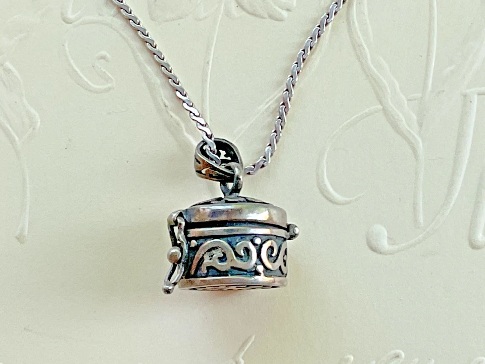 Vintage Sterling Silver .925 Mexican Prayer Poison Box Locket Necklace 28” Chain - Image 4 of 4