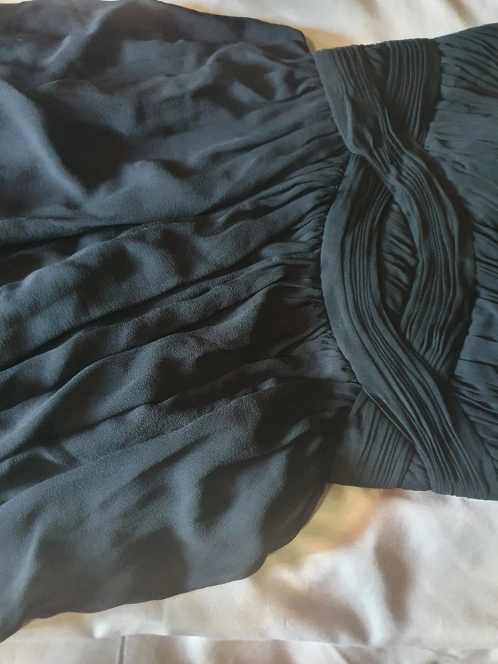 Vestido de cóctel arrugado GEORGE newtags seda precio de venta sugerido por el fabricante $450 S/12 en muy buena condición forrado hueso suave Foto 2 de 4