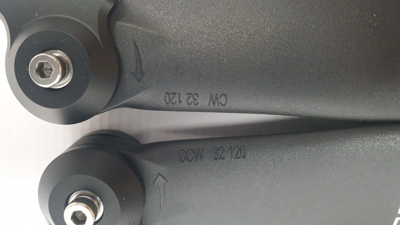 Blade roots marked CW 32 120 and CCW 32 120 with rotation arrows