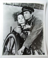 THE WORLD IN HIS ARMS - 1952 Press Photo/Still - Gregory Peck, Ann Blyth #1