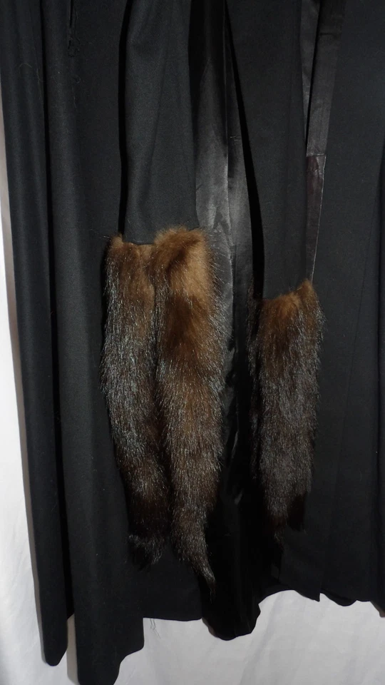 Abrigo con Capa ALORNA Vintage Swing Negro Lana con BUFANDA DE PIEL SINTÉTICA TALLA ÚNICA Foto 2 de 4