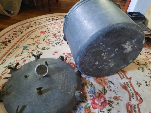 Home Deluxe Pressure Cooker Menomonie Wisconsin  Antique 8 Locks 1930s Large - Imagen 3 de 3