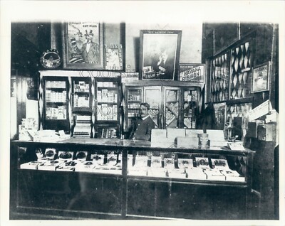 1979 Press Photo Manuel Suarez in His Cuban Tobacco Shop in 1898 New  Orleans