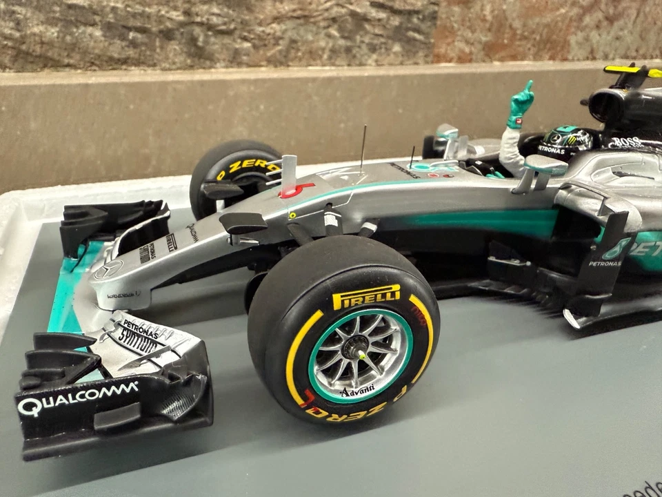 Nico Rosberg Abu Dhabi World Champion 2016 1:18 Spark Mercedes F1 - Bild 4 von 4