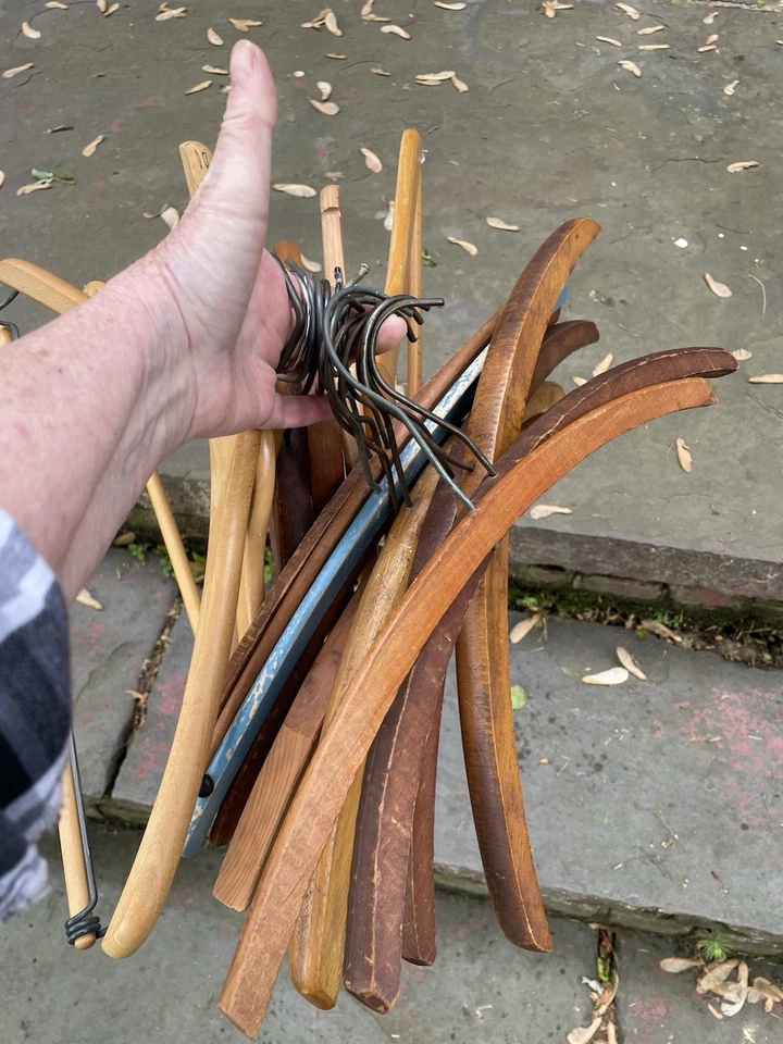 LOTE DE 17 PERCHAS DE MADERA Antiguas Prendas para el torso Pantalones Pieles Capuchas, 2 anuncios Foto 3 de 4