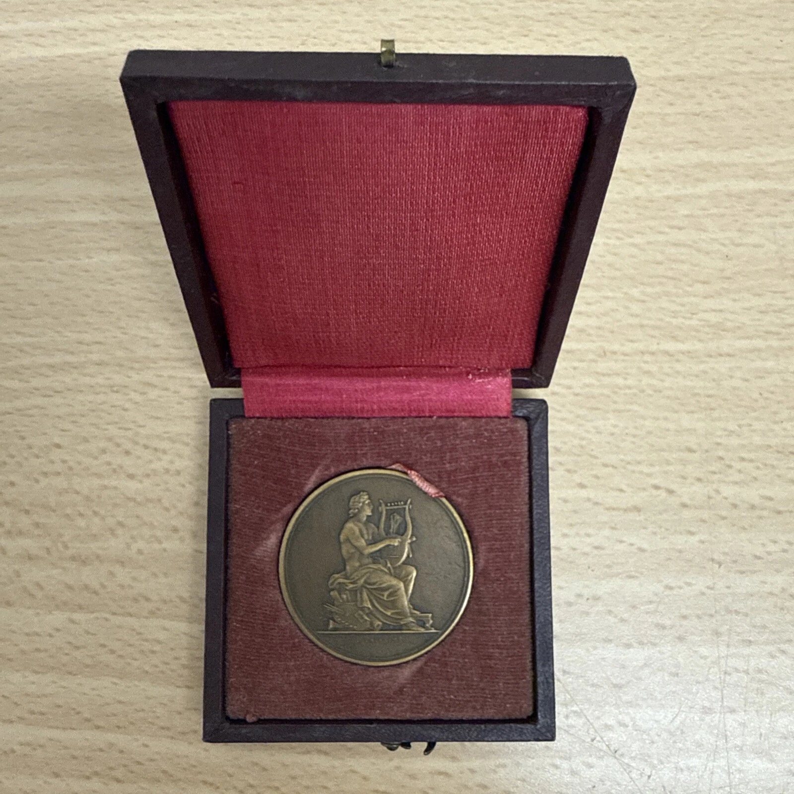 Médaille Homme Avec Sa Harpe En Bronze