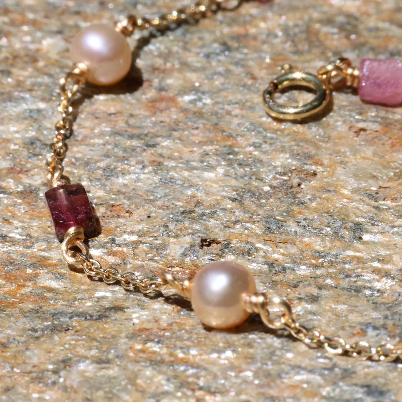 Bracelet tourmaline rose naturel pour sublimer vos tenues d'été avec élégance