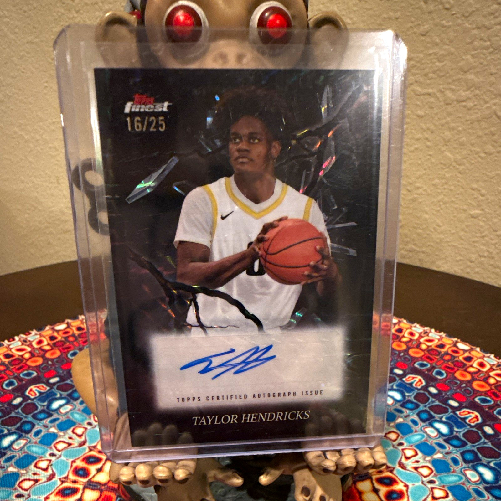 Topps Finest 2024-25 Taylor Hendricks Electrifying Geometric Auto Black/25 ES-TH