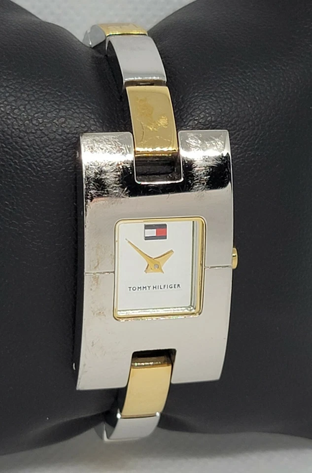 Reloj Tommy Hilfiger para dama dorado tono plata esfera texturizada plateada F80136 E9 Foto 3 de 4