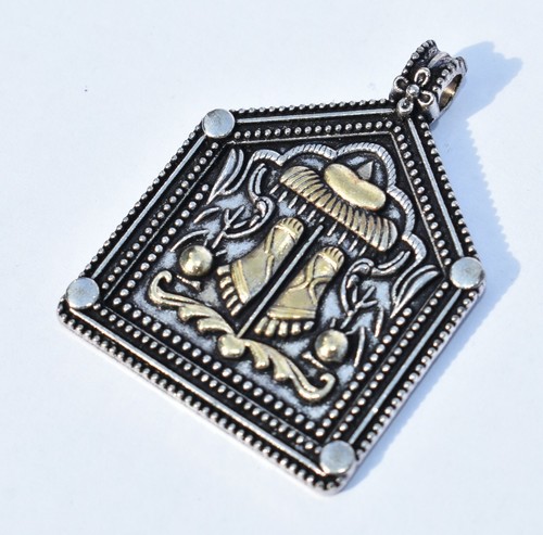 Hindu God Goddess Lakshmi Feet Silver Coloured Pendant 3 cm x 3.4 cm - Picture 2 of 3