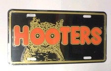 Vintage 1990s Hooters Front metal license pla...