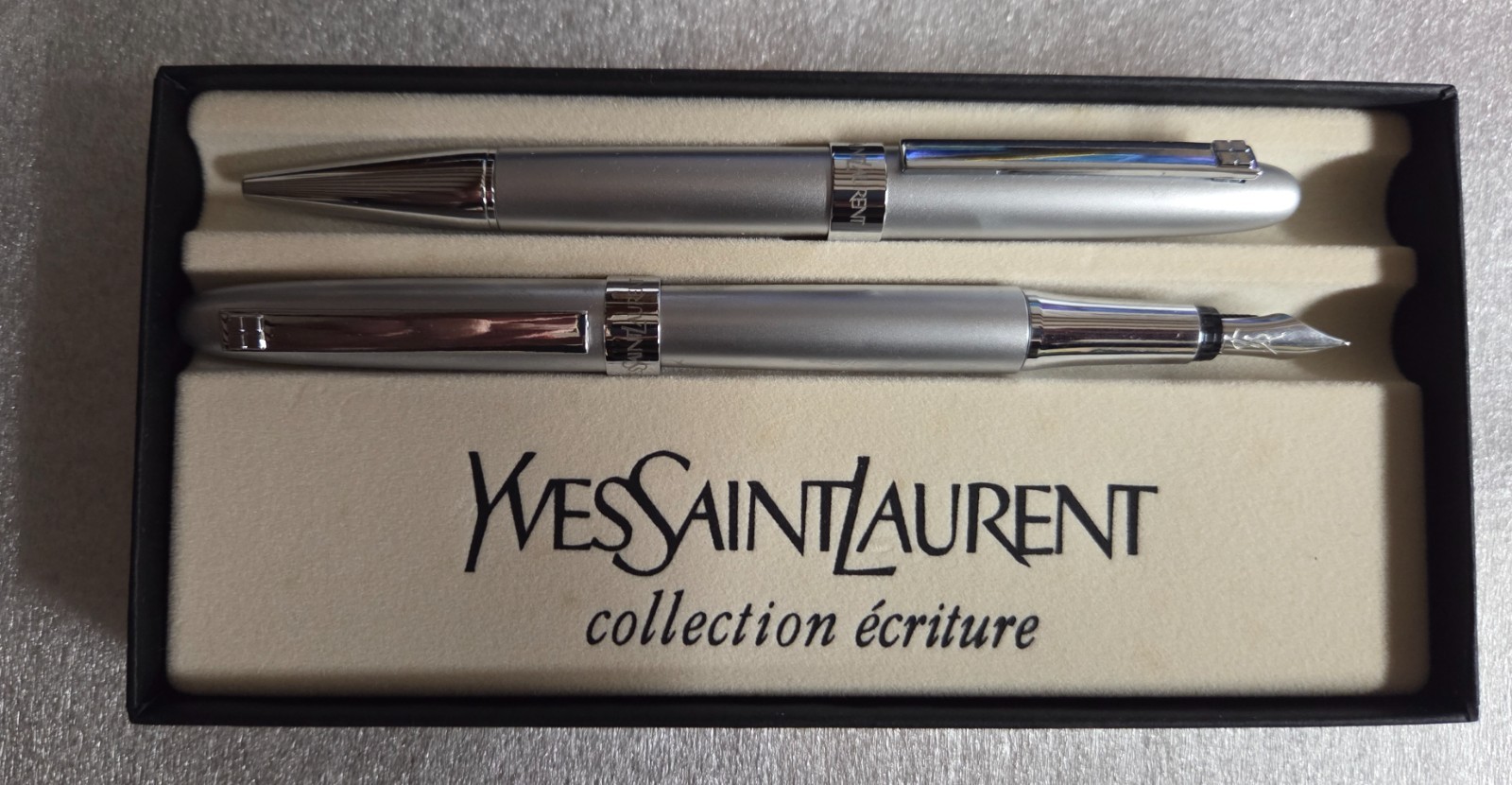 Coffret stylos Yves Saint Laurent rare plume et roller le cadeau d'affaires idéal