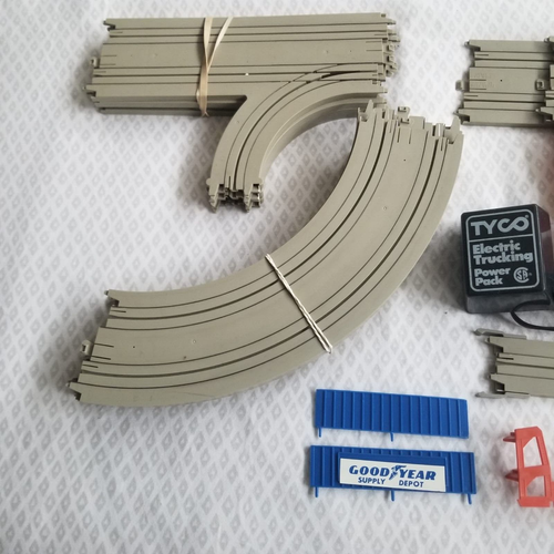 Tyco Electric Trucking Interstate - Delivery Dump Truck Racetrack Set - Picture 7 of 15