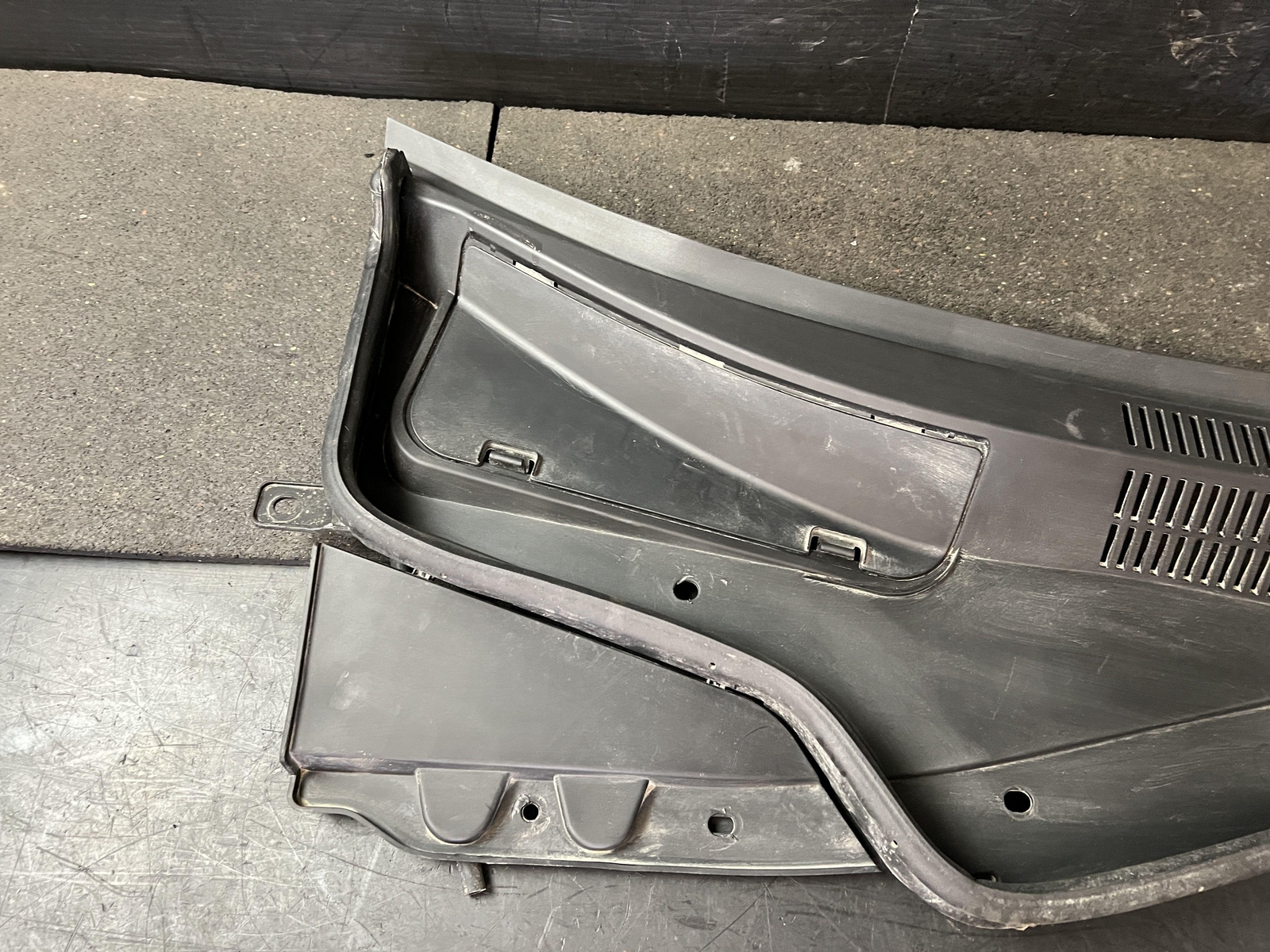 17-22 MASERATI QUATTROPORT COWL VENT WINDSHIELD WIPER SCREEN PANEL ID 670010468