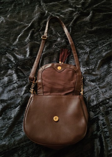 Burgundy faux leather bag with golden chain/ tassel detail, excellent condition - Picture 3 of 7