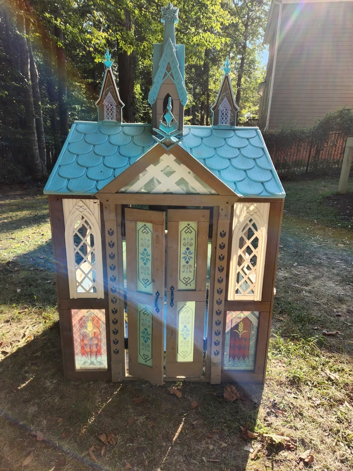Disney's Frozen 2 Arendelle Playhouse de KidKraft, regalo, juguete, exterior, interior Foto 4 de 4