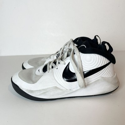 Nike Team Hustle D9 White Black Mid-Top Basketball Trainers Size UK 5 EU 38
