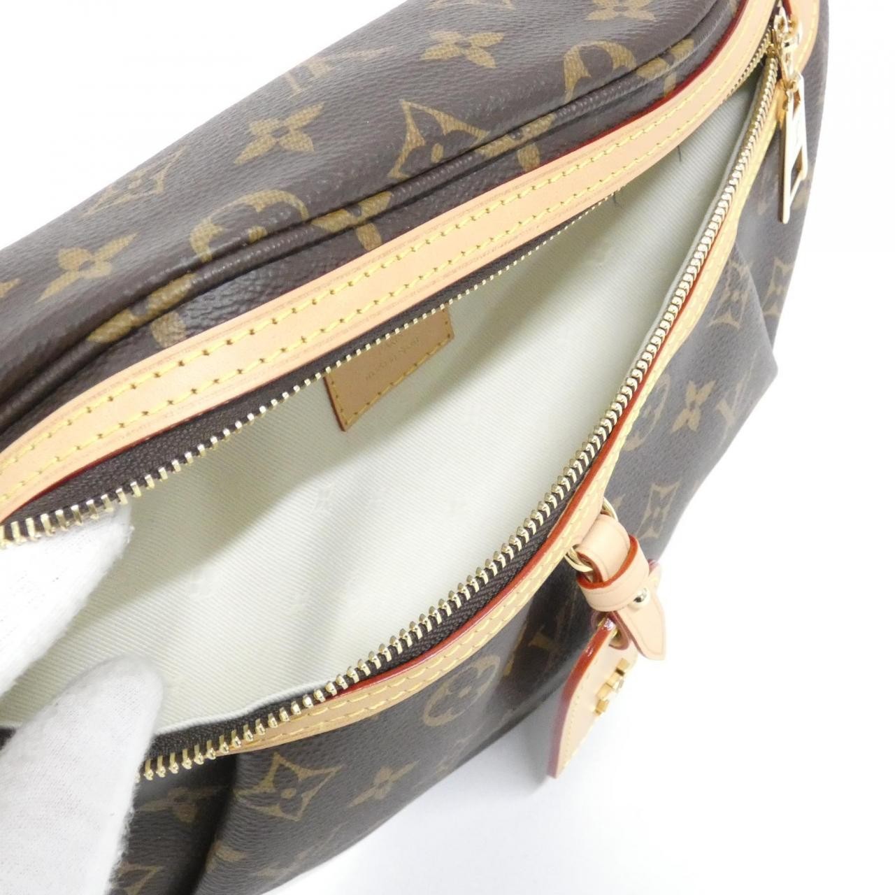 Authentic Louis Vuitton Monogram High Rise M46784 Bag #230-000-235-9358 image 6