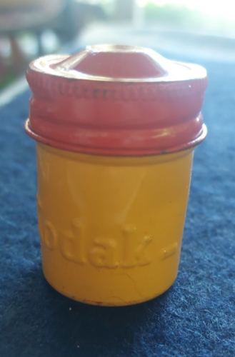 Vintage Kodak Yellow & Red 35mm Metal Camera Film Canister Tin VG+ - Picture 2 of 9