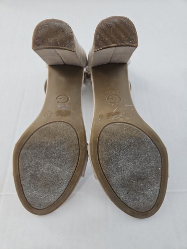 Sandalias G by GUESS Shantel Beige Correa al Tobillo Imitación Gamuza Talla 8.5 Dije - Imagen 10 de 10