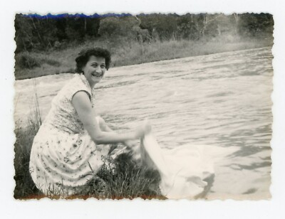 FOTO SNAPSHOT, ELFENBEINKÜSTE Dabu Frau wäscht Wäsche in einem Bach