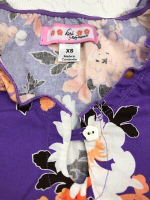 トップス koh Women's Pre-Owned XS V-Neck Multi-Color KOI Scrub Top