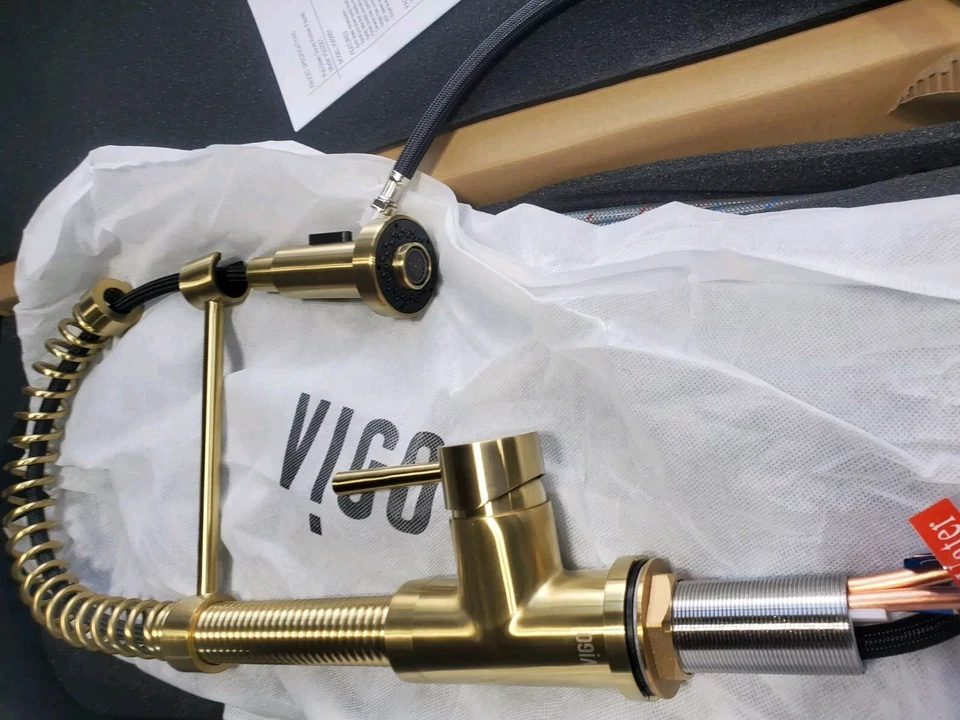 Grifo pulverizador extraíble Vigo VG02001MG - oro mate Foto 2 de 4