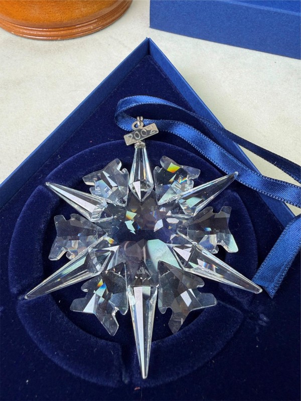 SWAROVSKI CRYSTAL 2002 ANNUAL SNOWFLAKE CHRISTMAS TREE ORNAMENT BEAUTIFUL