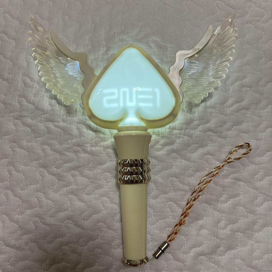 【特典付き】2NE1 オフィシャルライトスティック　white Amazon.com: 2NE1 - OFFICIAL LIGHT STICK (White ver