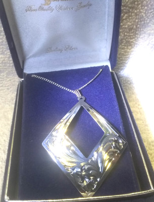Montana Silberschmiede Sterlingsilber Diamantform Anhänger Silberkette graviert