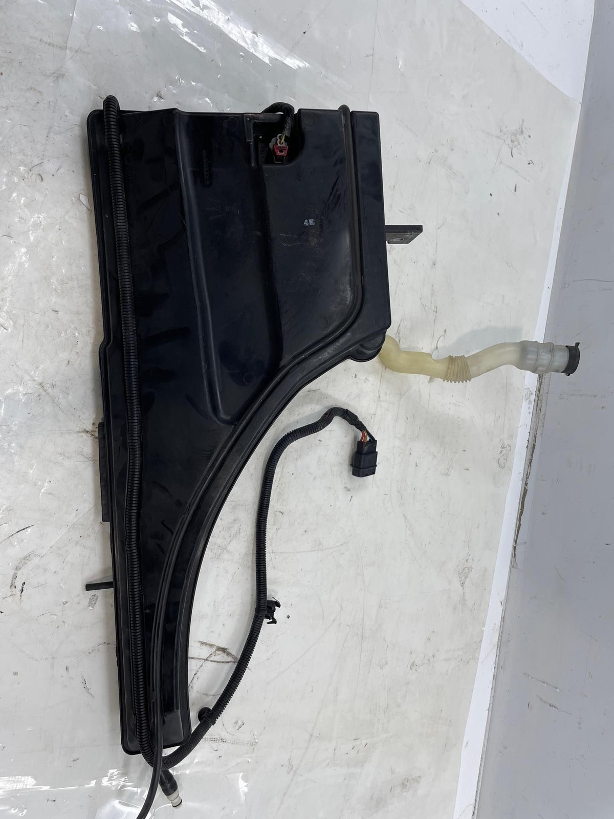 2014 Maserati Quattroporte S Windshield Washer Reservoir With Pump 670001648 OEM