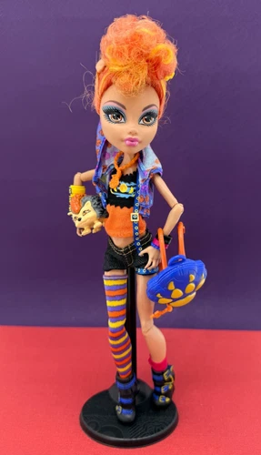 Mattel 2011 ☆ Monster High ☆ Howleen Wolf : Sister Pack Doll & Pet Cushion
