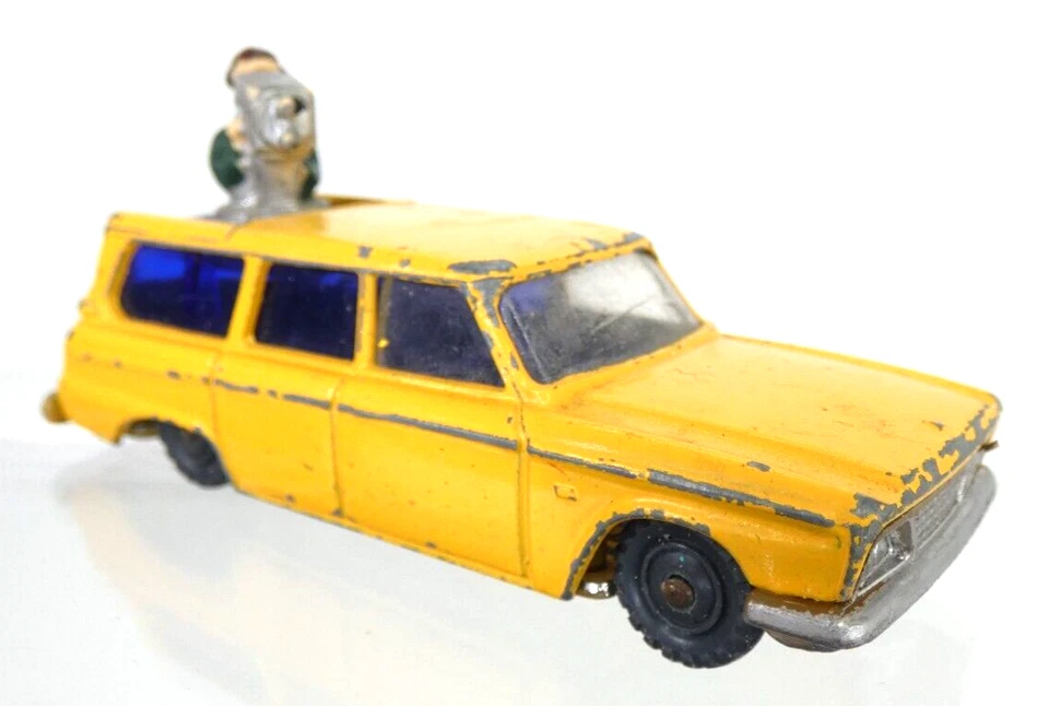 Coche de juguete Husky Studebaker Wagonaire modelo vintage coleccionable camarógrafo amarillo Foto 3 de 4
