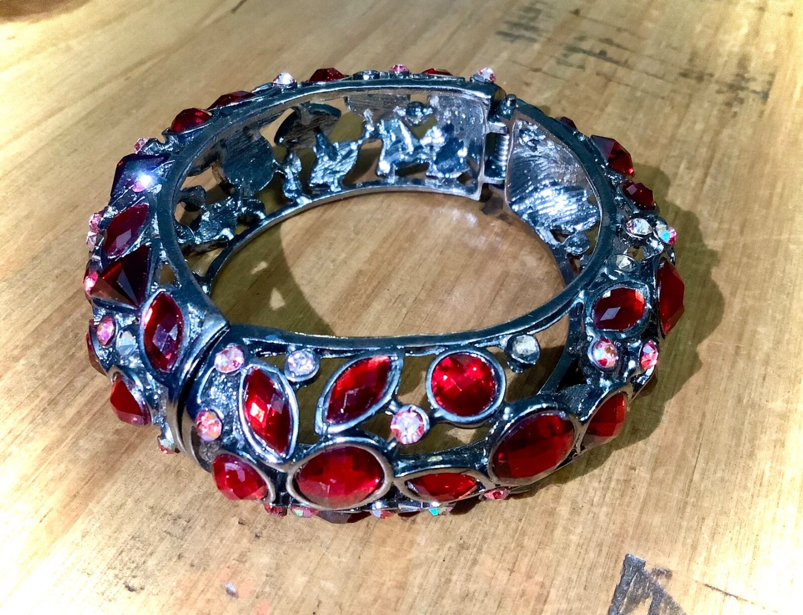 VINTAGE 1950s RUBY RED HINGED BANGLE BRACELET w/ … - image 7