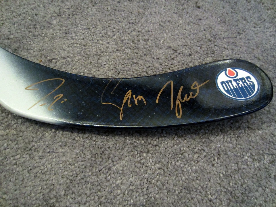 Palo de hockey autografiado Taylor Hall, Eberle, Gagner Edmonton Oilers con certificado de autenticidad Foto 2 de 2