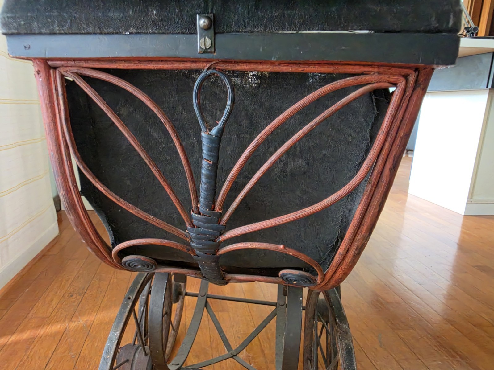 Carrozzina passeggino vintage nera con capottina, metallo e manico in legno foto 2