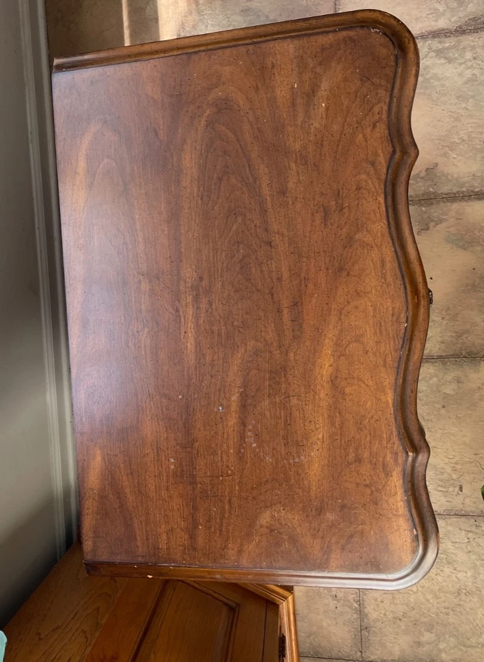 Mesitas de noche bomba provincial francesa - nogal burl, acabado original Foto 2 de 4