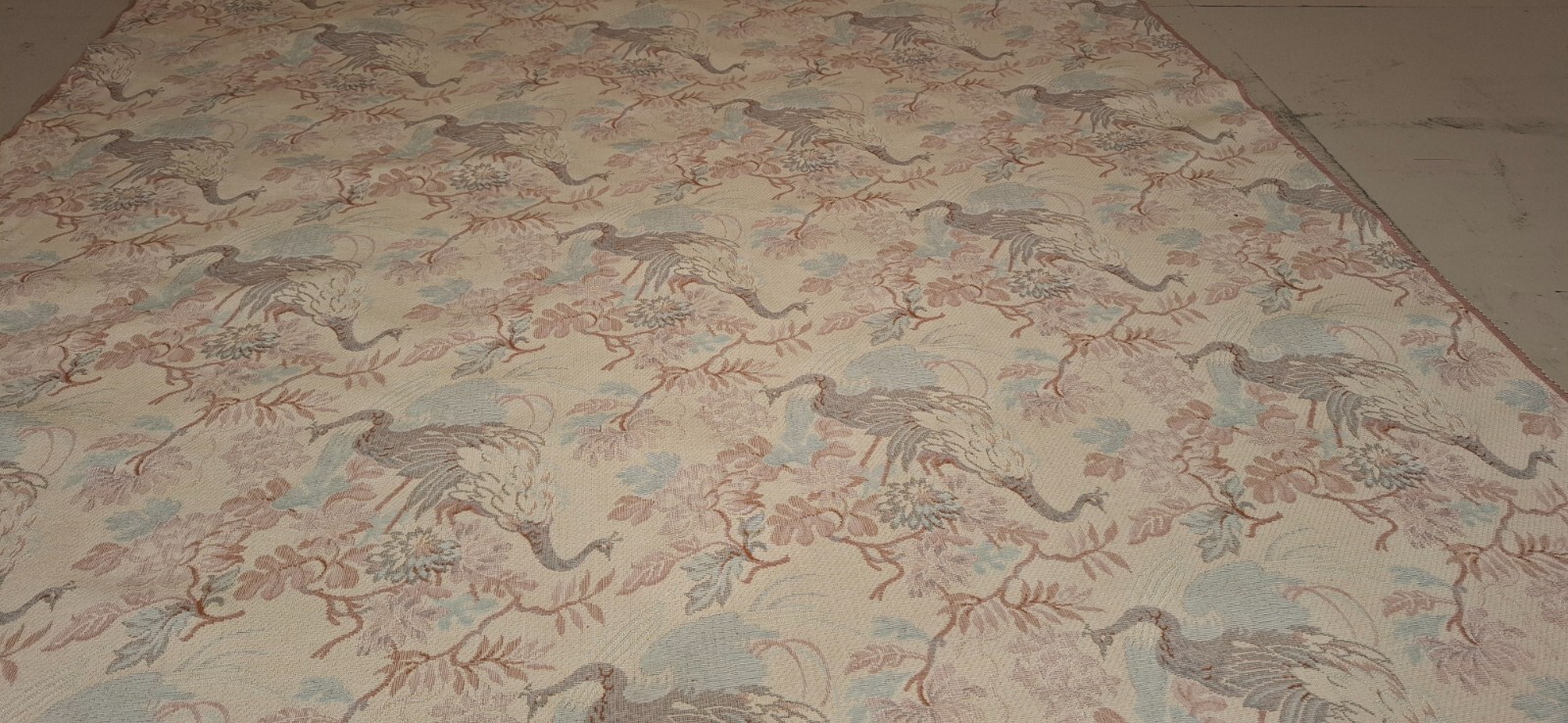 ROLL END 3.9 METRES OF SUPERB TAPPESTRY WOVEN BIRD FLORAL UPHOLSTERY FABRIC.