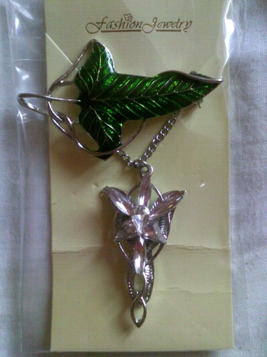 IL SIGNORE DEGLI ANELLI CIONDOLO COLLANA ARWEN + SPILLA FOGLIA FRODO COPPIA - Foto 2 di 2