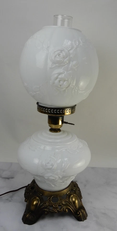 Винтажная настольная лампа из молочного стекла Gone With The Wind с 3-полосной лампой высотой 21-3/4 дюйма - Изображение 3 из 4