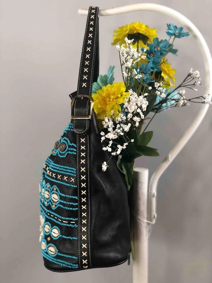 Bolsa de ombro ISABELLA FIORE "Mina" concha do mar chocada frisada couro preto hobo - Imagem 4 de 4