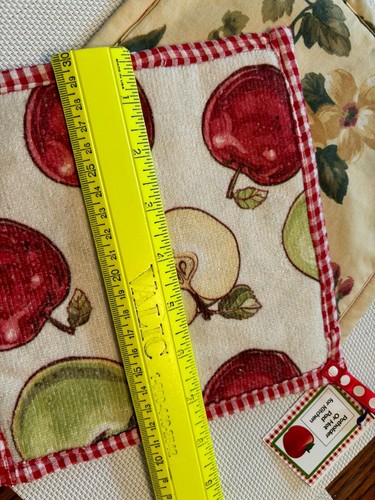 Potholders, apples on creamy backgrownd & soft, great for hot dishes, about 7 x7 - Picture 6 of 7